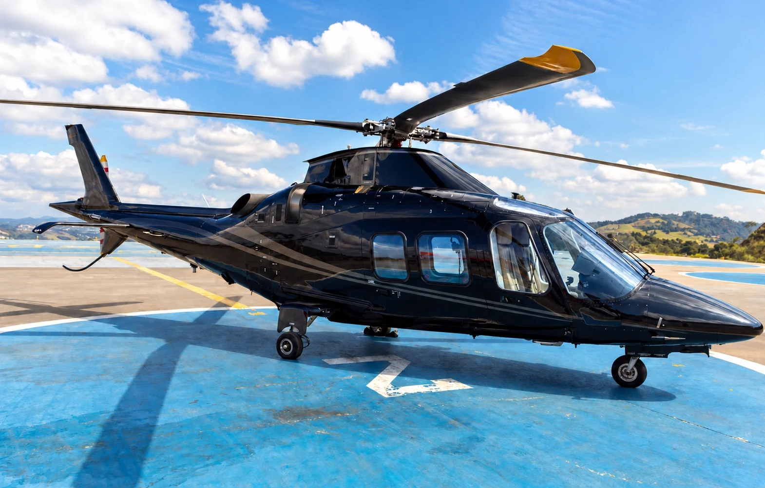 Helicóptero executivo disponível para fretamento em heliponto